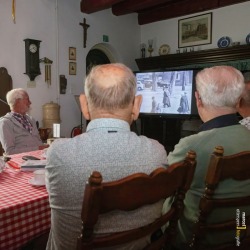Ouderen kijken in museum naar opgedoken oude films uit Zevenberg