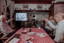 Ouderen kijken in museum naar opgedoken oude films uit Zevenberg