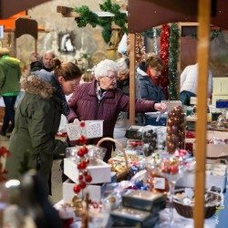 Kerstmarkt in kerk en Zeven Schakels