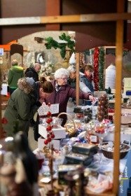 Kerstmarkt in kerk en Zeven Schakels