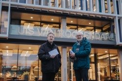 Pastoor Lindeijer overhandigt protestbrieven aan gemeente Roosen
