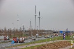 Windmolens hoog boven A16 en Zevenbergschen Hoek