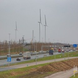 Windmolens hoog boven A16 en Zevenbergschen Hoek