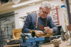Muziekatelier Frans van Vliet repareert instrumenten tijdens Vas