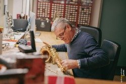 Muziekatelier Frans van Vliet repareert instrumenten tijdens Vas