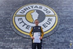 Jochie van 13 zamelt 1500 euro in voor zijn club Unitas'30