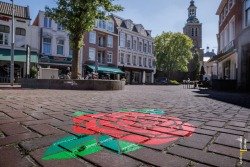 Roosjes verschijnen op straten Roosendaal