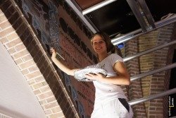 Fiona restaureert de muurschilderingen in de Sprundelse kerk