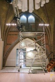 Fiona restaureert de muurschilderingen in de Sprundelse kerk