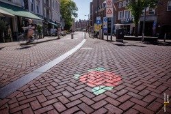 Roosjes verschijnen op straten Roosendaal