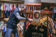 Melvin van Mourik opent een winkel met vintage sportshirts