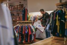 Melvin van Mourik opent een winkel met vintage sportshirts