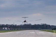 Vliegtuigen onderweg naar Breda International Airport