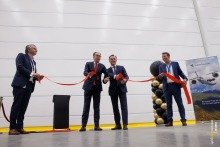 Harbers opent duurzame hangar Aviolanda