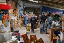 Spullen laden voor laatste rommelmarkt Huijbergen