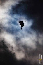 Waaghalzen springen op 4 kilometer hoogte uit een vliegtuig vana
